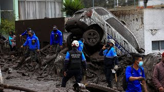 Brigadas de rescate continúan en la búsqueda de sobrevivientes o cuerpos tras el aluvión en Quito [upl. by Econah877]