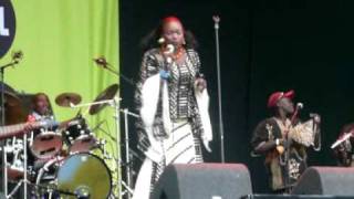 Oumou Sangaré op het Festival Mundial 2009 III [upl. by Refotsirhc]