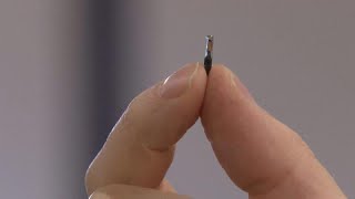 Una empresa sueca desarrolla un microchip implantado bajo la piel que sirve de pase sanitario [upl. by Ydoow268]