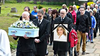 Oggi Al funerale di Lorella Cuccarini centinaia di persone hanno versato lacrime di tristezza [upl. by Eekaz99]