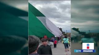 Captan el momento en el que varias personas ayudan a cargar la bandera del Zócalo capitalino [upl. by Lemaj]