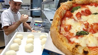 Pizzaiolo Napoletano prepara limpasto per la Pizza napoletana nella sua pizzeria a Roma 🇮🇹 [upl. by Kerrie]