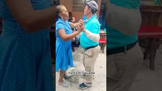 El dulcero disfrutando de la tarde bailando 💃🥳🇸🇻 musica elsalvador elsalvador baile [upl. by Salvador237]