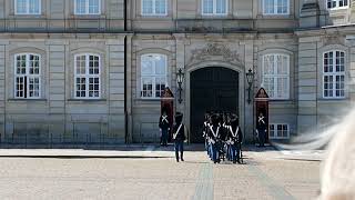 Amalienborg Palace Changing of the Guard 아말리엔보르 궁전 근위병 교대식 왕 지나감 [upl. by Urson]