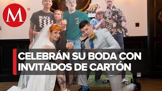 Novios gastan en figuras de cartón de sus invitados para que asistieran a su boda [upl. by Levins]