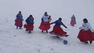 Las cholitas escaladoras bolivianas juegan al fútbol a casi 6000 metros en la montaña Huayna Potosí [upl. by Chaffinch915]