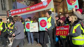 Demo für Lohnerhöhung 😱🔥 Kino Mitarbeiter streiken  Berlinale 15022024 ￼￼ [upl. by Darmit]