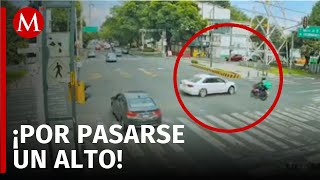 Conductor embiste a motociclista tras cruzarse el alto en CdMx [upl. by Krissy]