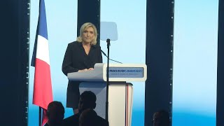 Européennes Marine Le Pen dénonce un président Macron quoten état de siègequot  AFP Extrait [upl. by Arahsal440]