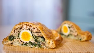 Koulibiac  un pâté russe garni champignons saumon et épinards recette de Pâques ou Noël [upl. by Steffin]