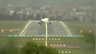 Mad Piloting Landing Skills Through Extremely Windy Weather [upl. by Leonid735]