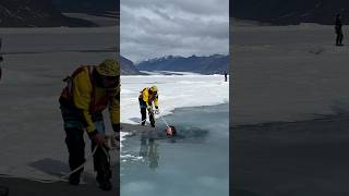 Je plonge dans un trou fait dans la banquise à 2 degrés 🥶 [upl. by Getraer]