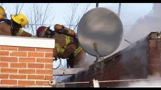 Firemen trapped on roof at fatal fire  Pompiers pris sur le toit feu 3e alarme [upl. by Nosyd]