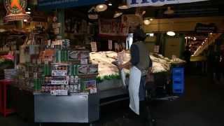 Lancer de saumon  Pike Market  Seattle [upl. by Kciredec]