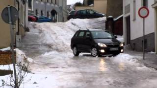 So verhalten sich Autofahrer bei Glatteis falsch  CAR FAIL  Blitzeis [upl. by Mingche]