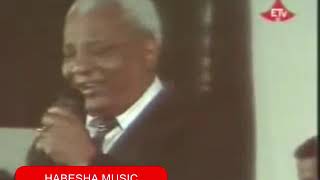 menelik wesnachew on stage ምኒሊክ ወስናቸዉ ስለዉበቷ ሳደንቅ በ መድረክ ላይ [upl. by Ial]