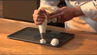 Comment former les meringues par PierreDominique Cécillon pour Larousse Cuisine [upl. by Lydon505]