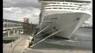 cruise ship breaks moorings [upl. by Bourke917]