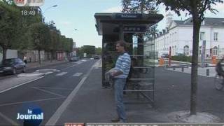 Tours un étudiant délaisse la voiture pour le bus [upl. by Ainyt93]