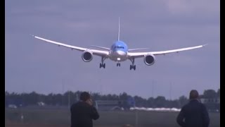 Piloot Dreamliner haalt grapje uit vliegtuigspotters in paniek [upl. by Oralie]