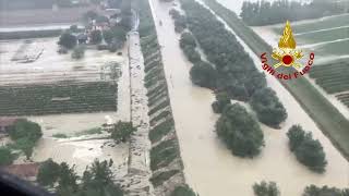 RAVENNA  EVACUATE CON LELICOTTERO DEI VIGILI DEL FUOCO 5 PERSONE BLOCCATE IN CASA DALLACQUA [upl. by Adila]