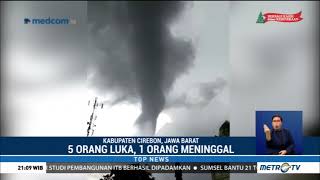 Suasana Mencekam 165 Rumah di Cirebon Diterjang Angin Puting Beliung [upl. by Eisaj650]