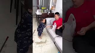 爸爸吃瓜子吐了一地，儿子直接上手实在是看不下去了！！Cute babyCute呆萌小米宝聪明宝宝萌娃 [upl. by Danna]