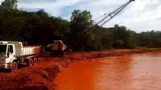 Dragline com puxe obra de dessassoreamento com dois draglines [upl. by Mittel683]