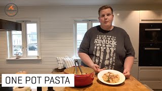 Vi lager kremet pasta med kylling alt i en kasserolle [upl. by Alvy]