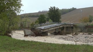 Maltempo pioggia incessante nel Parmense crolla un ponte a Fornovo [upl. by Estey809]