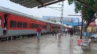 Mariyahu Railway Station 11055 Godan Express Arrived with WAP 7 Locomative videovikashrailworld [upl. by Noed]