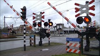 Spoorwegovergang Deurne  Dutch railroad crossing [upl. by Norat]