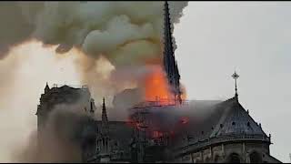 Parigi incendio a NotreDame fumo bianco si alza dal tetto della cattedrale [upl. by Aihsas]