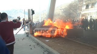 Protesta te Rruga e Kombit thyhet rrethimi i policisë shkatërrohen dhe i vihet zjarri sporteleve [upl. by Darnell127]