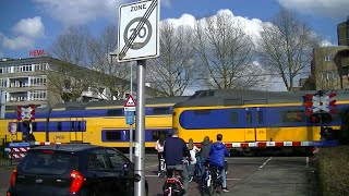 Spoorwegovergang NaardenBussum  Dutch railroad crossing [upl. by Aerona]