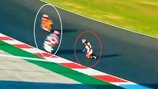 Arón Canet cade e si ritrova tra le moto che sfrecciano a tutta velocità  Moto 2  Portugal 2020 [upl. by Bennion394]