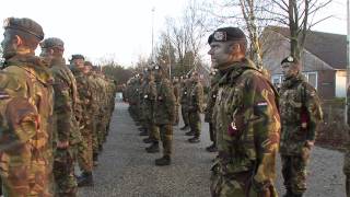 Cavalerist ruilt zwarte voor rode baret [upl. by Eillor]