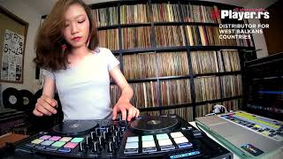 DJ Sara i Reloop Beatpad 2 DJ kontroler [upl. by Anilatak]