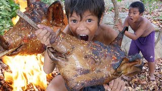 Survival in the rainforest  Cooking pig head recipe and eating [upl. by Ylime]