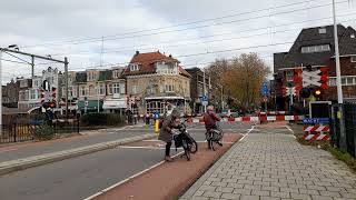 Spoorwegovergang NaardenBussum  Dutch railroad crossing [upl. by Theurer]