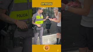 Ele entregou um bilhete misterioso para a policial e ela fez isto❤️‍🩹 [upl. by Furmark]