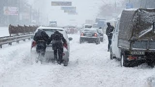 Ucrania en estado de urgencia por las fuertes nevadas [upl. by Jillian]