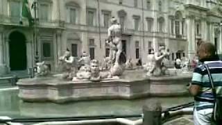 Fontana del Moro piazza Navona danneggiata video L Bogliolo [upl. by Nohsed]