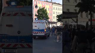 Fußgänger ignorieren Polizei in Berlin polizei berlin blaulicht einsatzfahrt 1mai [upl. by Sonia952]