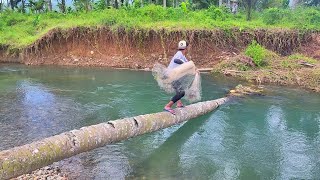 JALA IKAN DI SUNGAI KECIL DAN JERNIH HASILNYA BIKIN KAGET Amazing fishing nets [upl. by Seed]