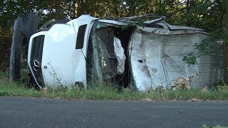 Auto kollidiert mit Kleintransporter in Handrup – Zwei Schwerverletzte [upl. by Yeslehc]