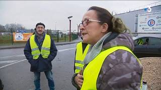 A StPierrelèsElbeuf laccès au centre commercial bloqué par des gilets jaunes [upl. by Aicac]