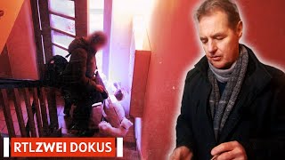 Wohnungsräumung Gerichtsvollzieher in Berlin  Deutschland  Deine Schulden  RTLZWEI Dokus [upl. by Comethuauc423]