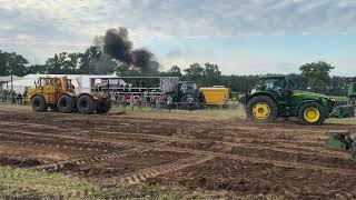 Kirovets K700 A 6x6 vs John Deere 9R 410 beim Traktor Pulling in Hohenziatz [upl. by Nickolas466]