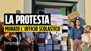 Insegnanti protestano quotmurandoquot lufficio scolastico a Napoli quotBasta nuovi concorsi siamo precariquot [upl. by Nasar744]